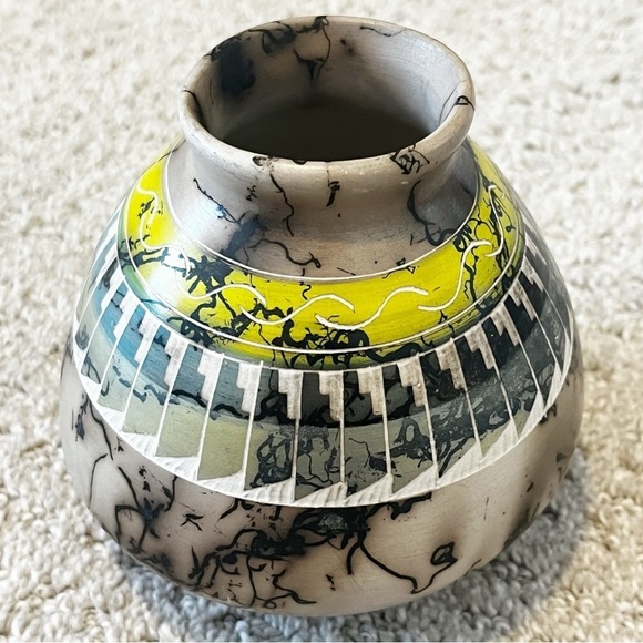 Navajo Vase Pottery Horse Hair Artist Signed Tan Black Lime Green Small Etched - Picture 1 of 9